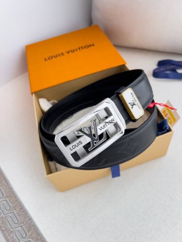 品名：Lv..路易..威登 腰带原单自动带 皮带 型号：自动扣，纯钢材质自动扣，头层牛皮自动带身，实物拍摄 材料：百分百头层牛皮，保证真皮。24K纯钢扣，永不掉