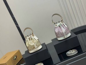 配飞机盒 Size：14*16Cm 蔻驰 Mini小水桶包超可爱！ Coach 是谁还没拥有丹宁牛仔小水桶 可可爱爱的小水桶！ 也太精致可爱了吧 搜索 Coac