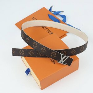 女款 DDD 等级：原单专柜同步，原单不锈钢扣头，原版包装.实物拍摄，货真价实头层牛皮 DDD 材料：双面原版牛皮 DDD 编号：宽度 3.0 DDD