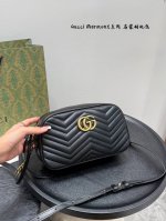 带盒子 尺寸26.17 酷奇Gucci Marmont 相机包 软乎乎的Gg Marmont新款包包 膨膨的包型好像小泡芙一样太可爱啦！ 好想一直Rua它 柔软