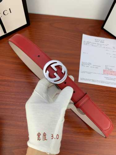 Gucci 此细款腰带用采光头小层牛皮 精制而成，配以双G带扣。宽度 ：3.0 Cm