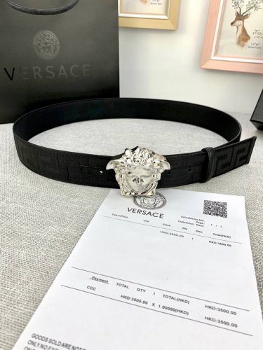 宽度：4.0Cm 范思哲 此款帆布回纹皮底 腰带饰有标志性的versace美杜莎头像扣，彰显品牌格调。是一款精美的衣橱必备单品。