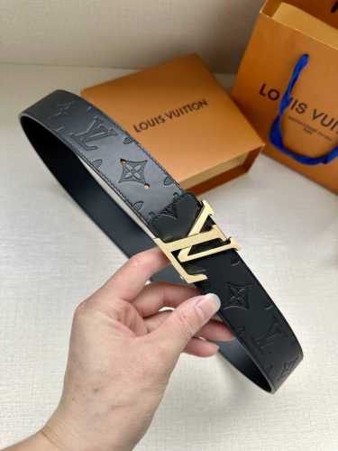 特 Lv 4.0宽 可逆带可以在两种方式。表带的一侧采用Monogram Shadow皮革打造标志性外观，另一侧则采用素色皮革打造低调效果。银色漆包条纹的Lv扣