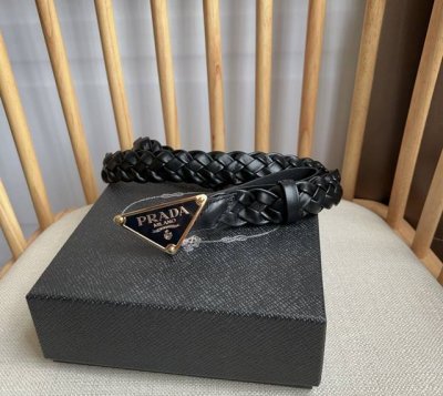 Prada 普拉达 专柜最新款 这款腰带融合休闲和精致的魅力 独特的编织图案别具巧思 搭配饰以涂珐琅三角形徽标的金属腰带扣 彰显prada独具特色的标志性元素