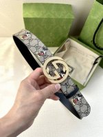 宽度4.0Cm Gucci 米奇动漫图案是Gucci的标志性元素之一，在这款配饰中焕新演绎为卡通风格设计。这款腰带融合了经典米奇元素和双G图案，突显品牌悠久的设