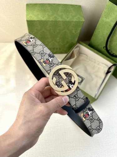 宽度4.0Cm Gucci 米奇动漫图案是Gucci的标志性元素之一，在这款配饰中焕新演绎为卡通风格设计。这款腰带融合了经典米奇元素和双G图案，突显品牌悠久的设