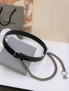 balenciaga 巴黎世家 宽度3.5Cm 是法国的奢侈品牌，作为时尚界最具影响力品牌之一的地位。设计师源于：都市时尚潮流独特的设计风格，采用进口小牛皮制作
