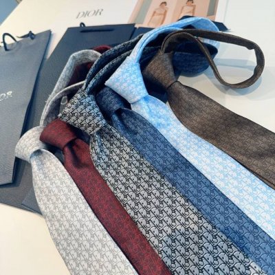特 爆款到Do家新款领带 Dior男士 D家Logo系列领带 ，稀有展现精湛手工与时尚优雅的理想选择，这款采用Do家最经典极具标志性Logo提花制成的领带，以同