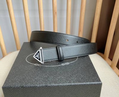 Prada 普拉达 专柜最新款 这款腰带饰有一枚三角形金属徽标 宛若点睛之笔 勾勒精致细节 是prada女士成衣系列的理想配饰 宽3.0