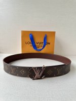 4.0宽 Lv Dimension 双面腰带将创意传承与华美街头风范共冶一炉，彰显创意总监 Pharrell Williams 的时尚远见。Monogram 帆