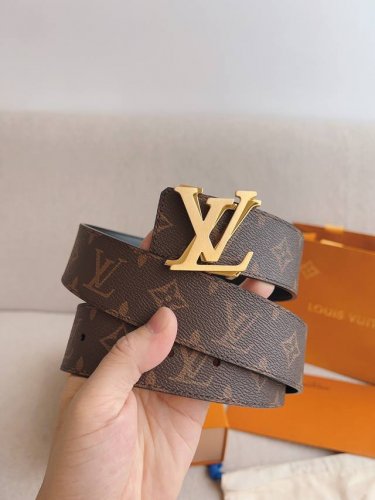 高端品質，實物拍攝 批￥ 配全套禮盒 ： Lv路易威登 原版品質 代工廠貨品 40Mm寬度 正品一體鑄造五金鋼扣，原廠皮料 雙面原廠定制面料，可雙面使用！區別市