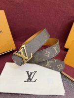 Monogram Surplus涂层帆布表带， Lv Initials Monogram Surplus 40Mm腰带被其阳刚的色调所强化，而其宽度与光泽的银色