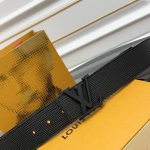 驴牌男士新款腰帶 寬度4Cm 訂製帆布面料飾有全新的圖案效果 颜色纯正 衬托進口小牛皮配色底 搭配精緻的字母搭扣 手感极佳 搭配專櫃最新原版禮品盒