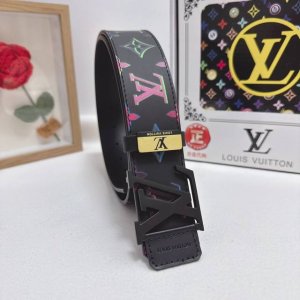 品名：Lv..路易..威登 材质：原单牛皮腰带 百分百头层牛皮腰带保证真皮，24K纯钢扣，专柜原单品质、做工精细，时尚大牌，送人自用首选 包装： 请认准如图专柜