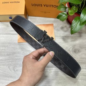 Lv.路易威登 宽40Mm双面原版小牛皮 搭配单钌钯电镀扣 完美的手感.油边 出众的设计.风格 高贵奢华 时尚大方 高清实拍 货真价实 品质保证 双面用