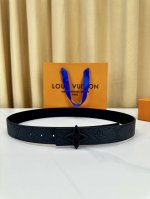 3.4宽 Louis Vuitton黑色经典皮带，压纹工艺呈现品牌标志性元素，搭配四叶花扣头，尽显奢华质感。橙色品牌购物袋与礼盒映衬，传承1854年巴黎时尚底蕴