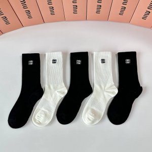 特 配包装 Miumiu 缪缪 新款刺绣中长款堆堆袜袜子！一盒五双， 专柜同步筒款袜子，大牌出街，潮人必备超好搭