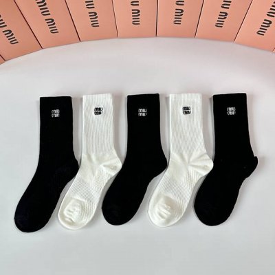 特 配包装 Miumiu 缪缪 新款刺绣中长款堆堆袜袜子！一盒五双， 专柜同步筒款袜子，大牌出街，潮人必备超好搭