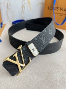 品名： Lv..路易..威登腰带皮带原单 型号：挂扣，经典纯钢材质挂扣，头层牛皮，实物拍摄 材料：头层牛皮，挂扣系列，纯钢材质扣头，钯镀电镀工艺永不掉色。原版头