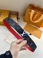 特 本款 Lv Initiales 双面腰带选用经典 Monogram Eclipse 帆布和亮色牛皮革，与 Lv Initiales 搭扣映衬鲜明对