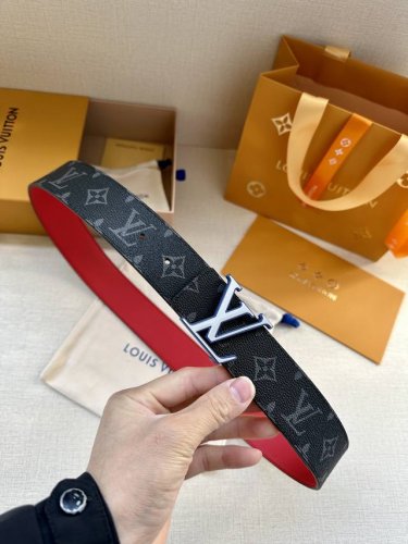 特 本款 Lv Initiales 双面腰带选用经典 Monogram Eclipse 帆布和亮色牛皮革，与 Lv Initiales 搭扣映衬鲜明对