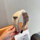 配包装 Prada 普拉达 倒三角新款潮流字母发箍。气质女神必备单品，非常百搭，时尚潮流， 戴上它满满的高大上。