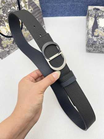 迪奥 3.5Cm 这款 30 Montaigne Avenue 腰带从同名手袋汲取灵感，是二零二三年秋季新品。采用黑色光滑 牛皮革精心制作，质感柔软，设计优雅， - 点击图像关闭