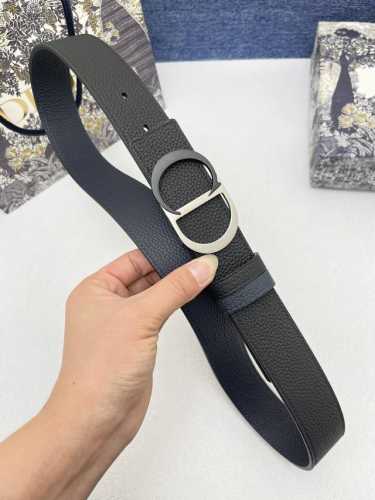 迪奥 3.5Cm 这款 30 Montaigne Avenue 腰带从同名手袋汲取灵感，是二零二三年秋季新品。采用黑色光滑 牛皮革精心制作，质感柔软，设计优雅，