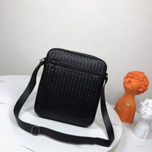 Bv海外原单品质专柜同步狠货来袭顶级打蜡牛皮，专柜原单五金，独特的设计风格完美至极！让时尚变得无止境 那质感和 那手工无可挑剔，独一无二的它，大气中有内涵。所有