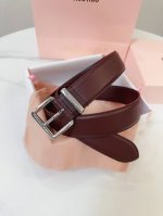 特 缪缪Miumiu专柜新款 这款皮革腰带是提升别致造型品味的理想之选。醒目的刻字五金徽标搭配方型针扣，手感柔软细腻的小牛皮。非常时尚百搭 宽:3.5Cm