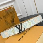 驴牌男士新款腰帶 寬度4Cm 訂製帆布面料飾有全新的圖案效果 颜色纯正 衬托進口小牛皮配色底 搭配精緻的字母搭扣 手感极佳 搭配專櫃最新原版禮品盒
