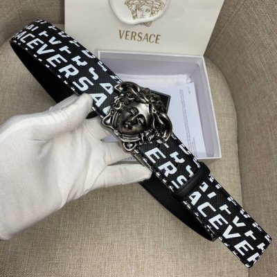 宽度3.8Cm Versace范思哲经典款十字纹印花搭配新款旋转扣：此款腰带配有醒目的美杜莎头像搭扣，可为任何造型增添几分立体雅致效果。
