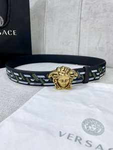 特P200 宽度4.0Cm Versace（范思哲）此款软皮腰带饰有个性3D美杜莎腰带扣，设计大胆而又百搭。双面可用，一面为单色，一面饰有新款Palazzo G