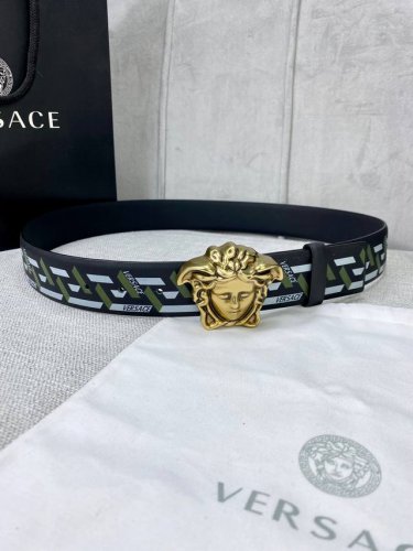 特P200 宽度4.0Cm Versace（范思哲）此款软皮腰带饰有个性3D美杜莎腰带扣，设计大胆而又百搭。双面可用，一面为单色，一面饰有新款Palazzo G