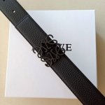品牌:罗意威 价格:特 尺寸:带宽32mm 正品尺寸 五金材质:专柜精品扣，真空电镀，工艺精细 带身材质:天然头层牛皮，质感十足，手感柔软。时尚个性，经典百搭！