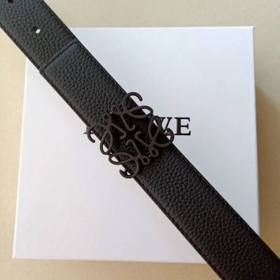 品牌:罗意威 价格:特 尺寸:带宽32mm 正品尺寸 五金材质:专柜精品扣，真空电镀，工艺精细 带身材质:天然头层牛皮，质感十足，手感柔软。时尚个性，经典百搭！