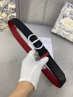 特 宽度3.5Cm Dior粒面触感牛皮革镂空“Cd”扣皮带，黑色手掌纹粒面小牛皮底触感柔软。