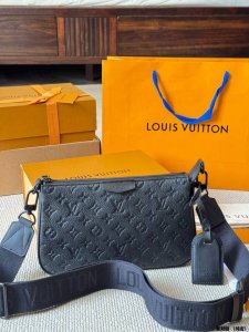 复刻版 Lv Monogram Eclipse 涂层帆布，以俊朗笔触重绎 1990 年代的经典设计。充裕拉链主隔层和内袋实现有序收纳，名牌和金属件完善考究细节。