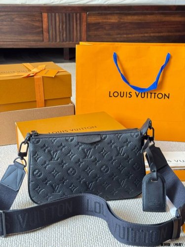 复刻版 Lv Monogram Eclipse 涂层帆布，以俊朗笔触重绎 1990 年代的经典设计。充裕拉链主隔层和内袋实现有序收纳，名牌和金属件完善考究细节。