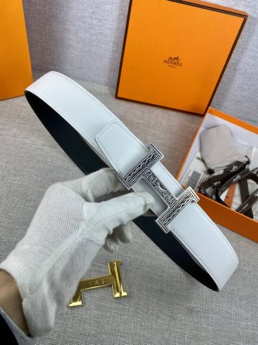 特 官网同步 镀钯金属皮带扣。优雅而时尚，这款皮带扣重新演绎爱马仕标志性的首字母，适合休闲或正式的服装造型。法国制造。 & Epsom小牛皮双面皮腰带。法国制造