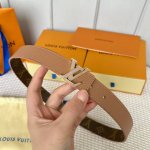 特 片裝1 寬：30Mm 女士經典頂級休閒腰帶 寬度30毫米這款永恆優雅飾有帆布的造型設計 原版小荔枝紋牛皮底 搭配全新搭扣以金色金屬打造 飾以與皮帶同色的琺瑯