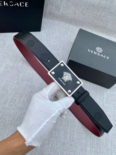 宽度3.5cm VERSACE范思哲 此款平纹小牛皮腰带饰有一枚几何形状的希腊回纹搭扣，可搭配正装或休闲装。