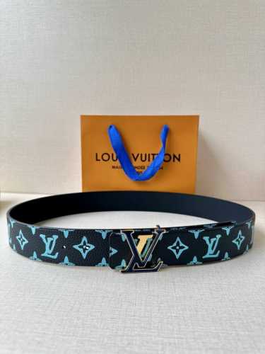 4.0宽Lv Shape 双面腰带以 Monogram Playground 帆布展现经典元素的当代姿采，尽释皮具系列的盎然活力。牛皮革增添沉稳一面，Lv Sh