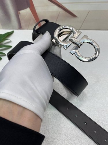 配全套包装礼盒菲拉格慕：原单头层牛皮平纹带身，黑啡双色一体，正反两面可用.搭配原单扣,长短可自行裁剪.原产皮料定制，专柜宽度3.5