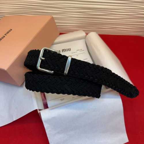 春秋经典腰带款质感十足 独特风格 时髦中带着随性和酷感.达到修身效果3.0Cm均码。编织鹿绒面料