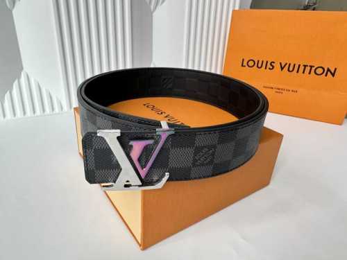 知名奢侈品牌Lois Vuitton的品牌皮带。带身采用了经典黑色和标志性Lv图案设计 双面可用，高辩度字母Logo金属扣，展现出优雅与奢华的风格，适合各种正式
