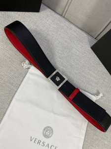 宽度：4.0Cm 范思哲 两面荔枝纹腰带饰有标志性的Versace美杜莎头像扣，彰显品牌格调。是一款精美的衣橱必备单品。