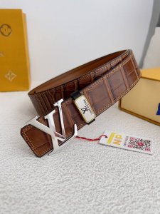 品名： Lv..路易..威登腰带皮带原单 型号：挂扣，经典纯钢材质面字母挂扣，头层牛皮，图片实物拍摄 材料：头层牛皮，挂扣系列，纯钢材质扣头，钯镀电镀工艺永不掉