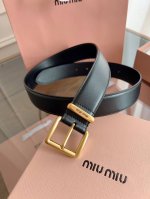 Miumiu 宽度3.5Cm 编号5Cc536 双面头层小牛皮材质，皮料柔软舒适 背面原版钢印Logo。 精细的做工，搭配纯铜扣头 古铜色 金色 银色