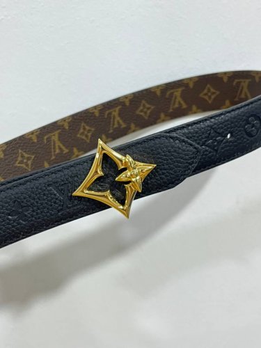 特 双面腰带选用 Monogram 帆布和 Monogram 压纹皮革演绎两式风尚，以宛若珠宝的柔美搭扣致意 Monogram 花卉，可为各式造型注入典雅风采。